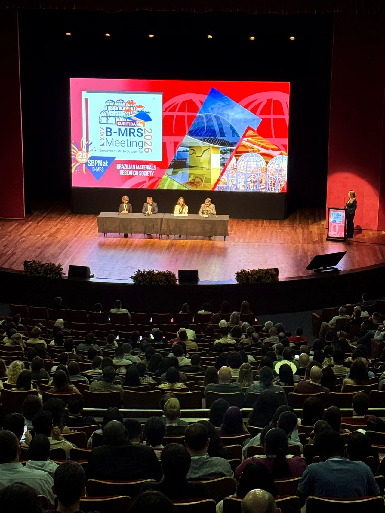 Palco de plenária com identidade visual do B-MRS Meeting 2026
