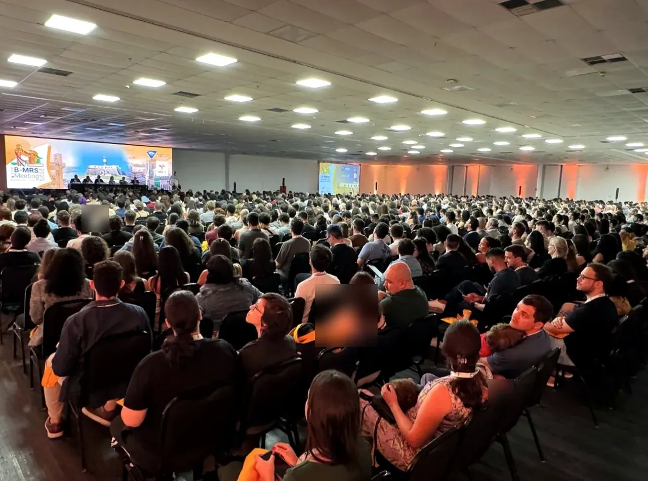 Plenária com grande público em um encontro científico da área de materiais