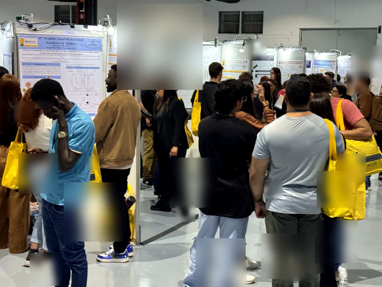 Participantes circulando e interagindo durante uma sessão de pôsteres científicos
