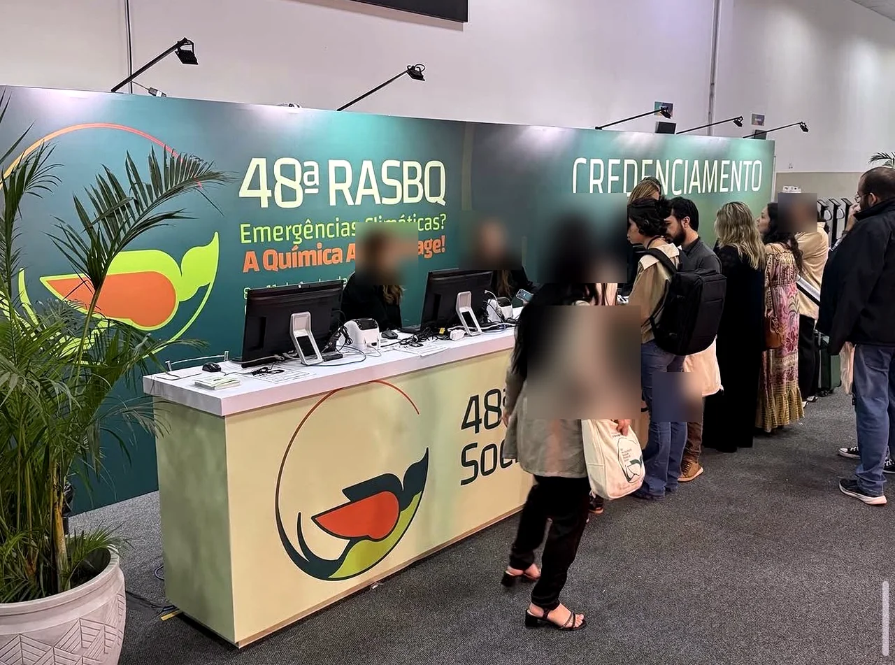Equipe realizando o credenciamento do encontro da Sociedade Brasileira de Química